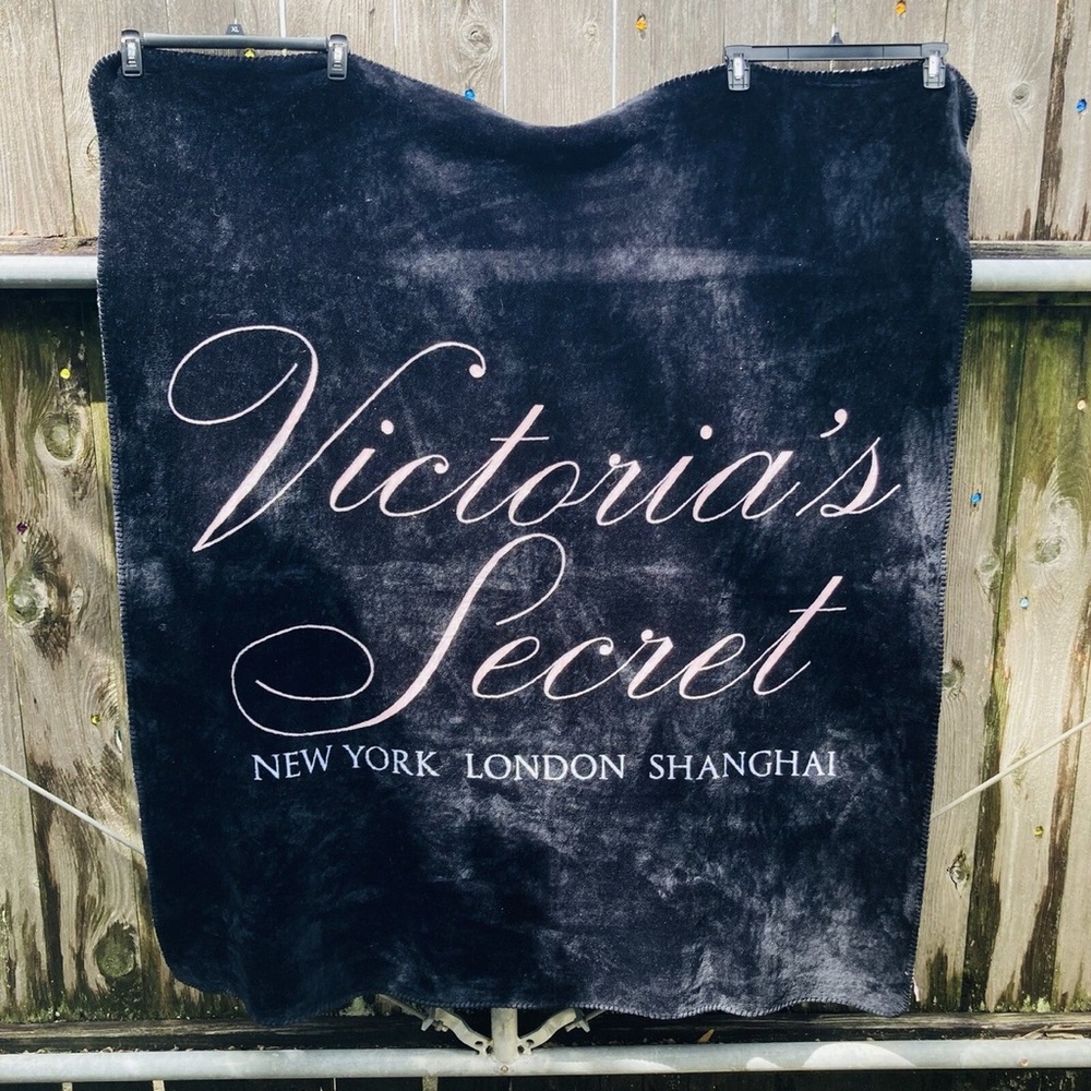 Victoria's Secret 2010’s Fashion Show Sherpa Throw